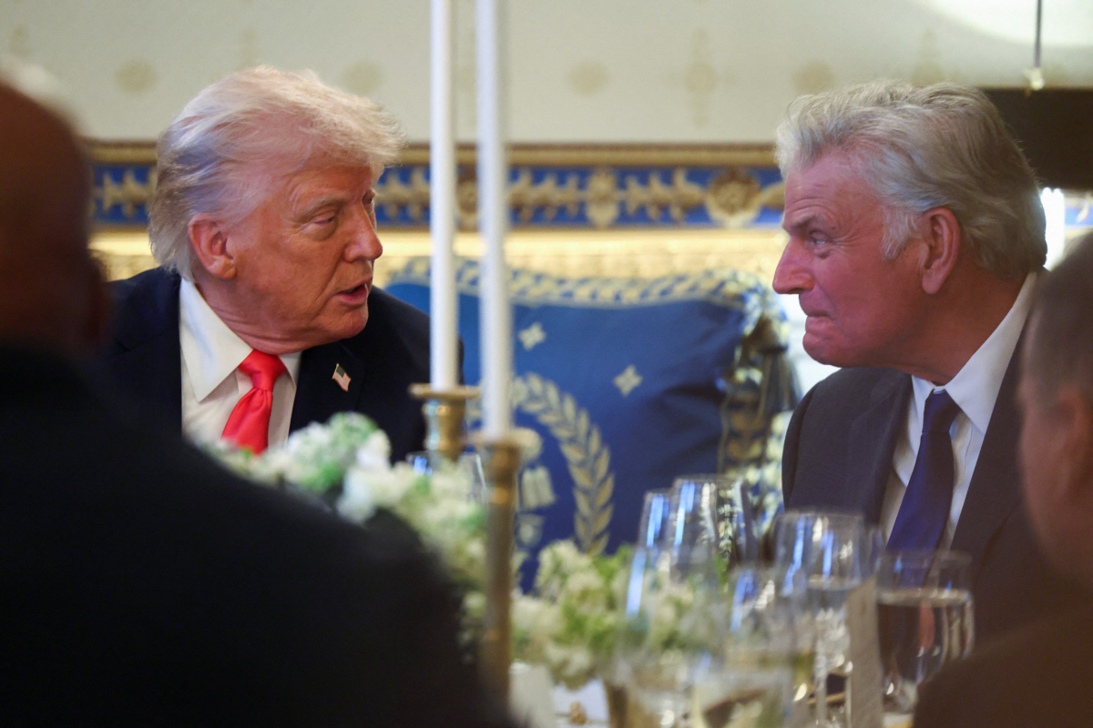 ▲도널드 트럼프 미국 대통령과 측근 린지 그레이엄 상원의원이 만찬 도중 대화하고 있다. (워싱턴D.C./로이터연합)
