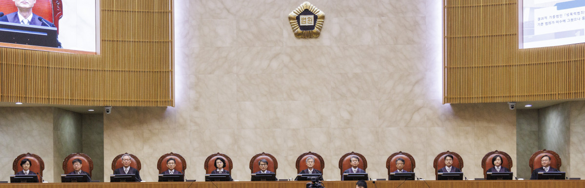 ▲조희대 대법원장(가운데)을 비롯한 대법관들이 20일 서울 서초구 대법원에서 열린 성폭력 범죄의 처벌에 관한 특례법 위법(강간 등 치상) 등에 대한 전원 합의체 선고를 시작하고 있다. (연합뉴스)