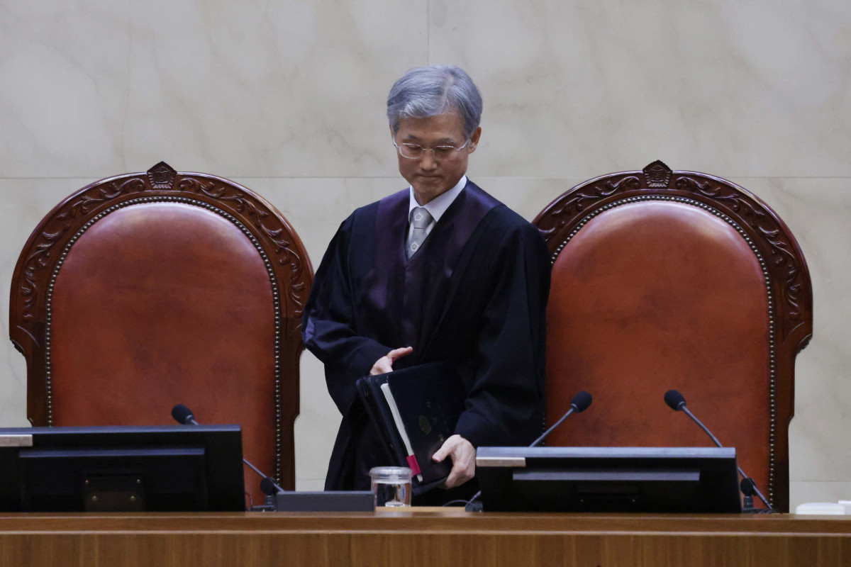 ▲조희대 대법원장이 1일 오후 더불어민주당 이재명 대선 후보의 공직선거법 사건 전원합의체 선고를 위해 서울 서초구 대법원 대법정에 입장해 자리로 향하고 있다. 사진공동취재단