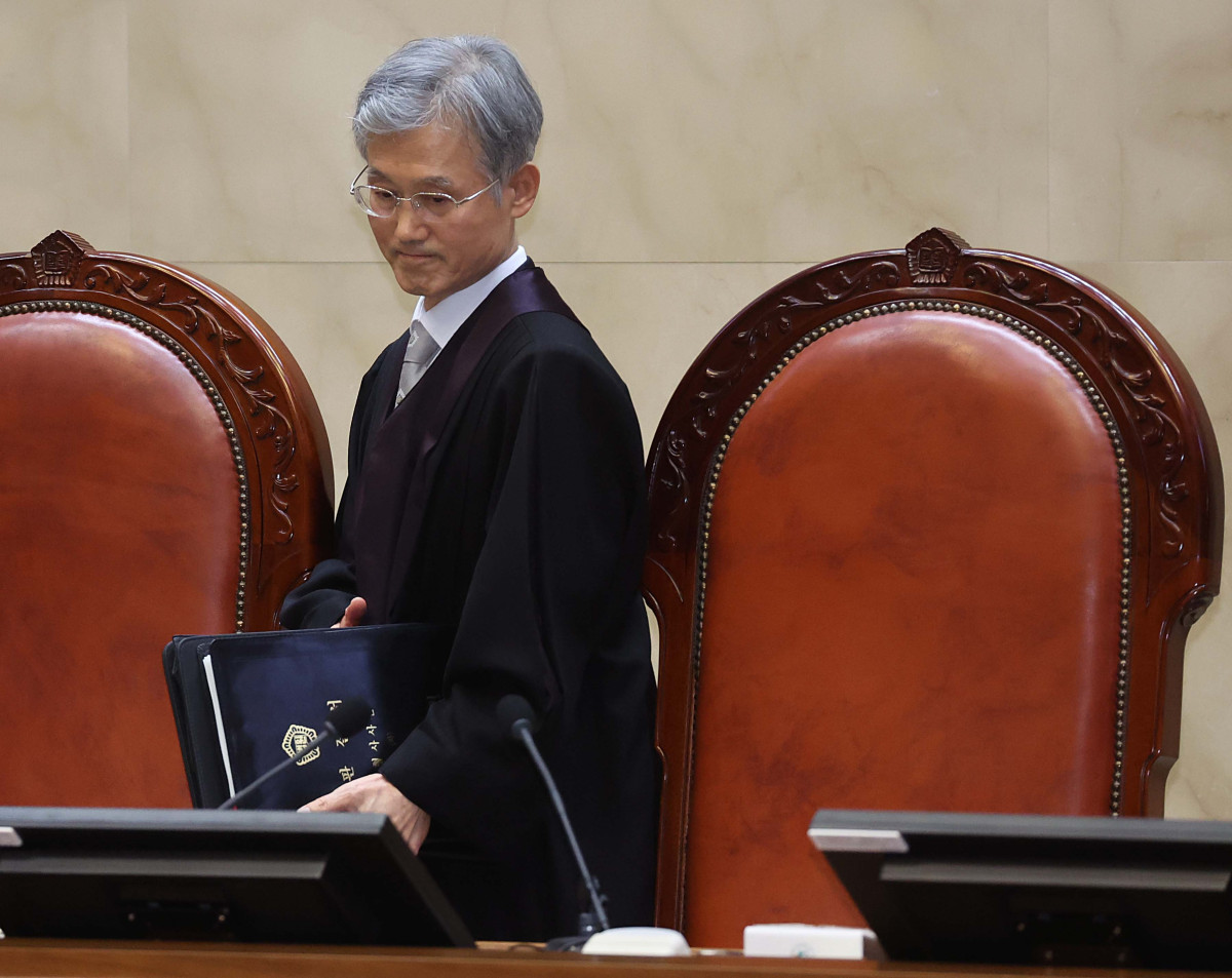 ▲조희대 대법원장을 비롯한 대법관들이 1일 서울 서초구 대법원에서 이재명 더불어민주당 대선 후보의 공직선거법 위반 사건과 관련한 전원합의체 선고를 위해 대심판정에 입장하고 있다. 사진공동취재단