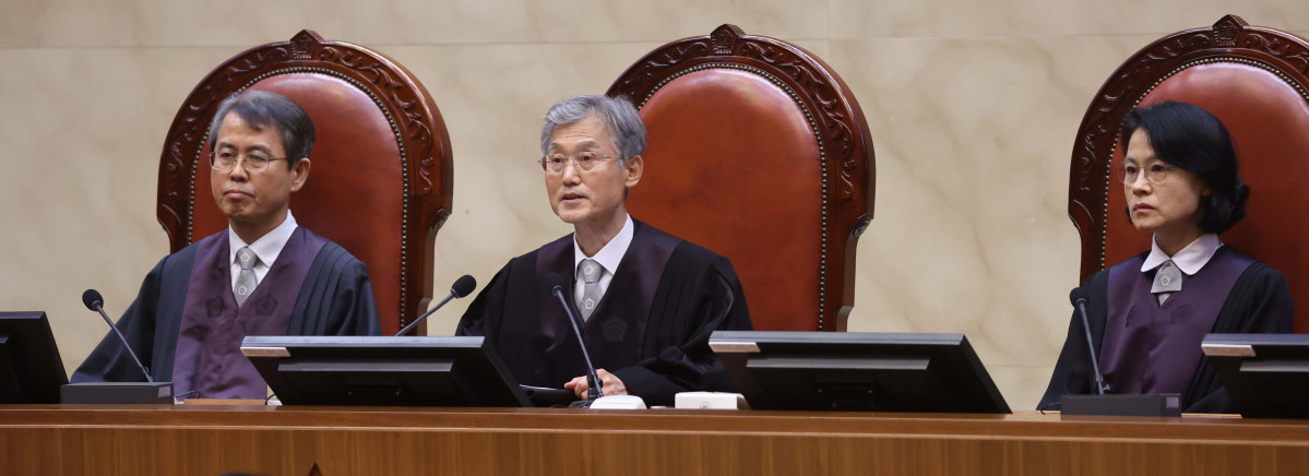 ▲조희대 대법원장을 비롯한 대법관들이 1일 서울 서초구 대법원에서 이재명 더불어민주당 대선 후보의 공직선거법 위반 사건과 관련한 전원합의체 선고를 위해 대심판정에 착석해 있다. 사진공동취재단