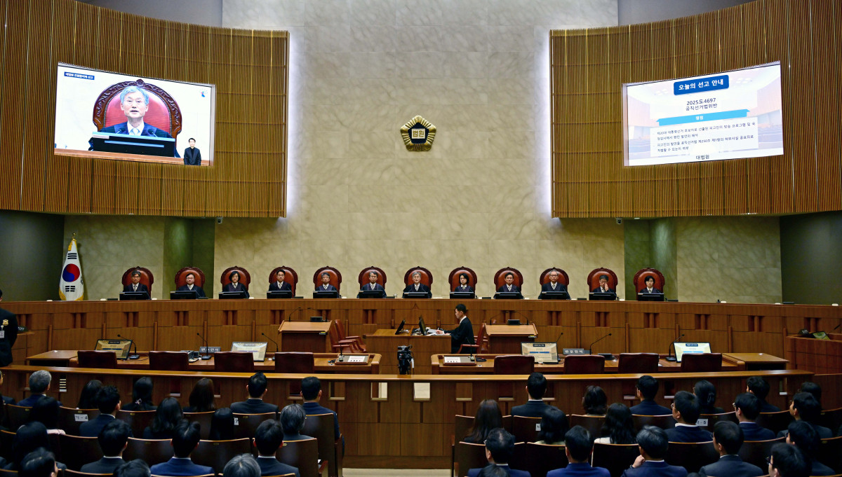 ▲조희대 대법원장을 비롯한 대법관들이 1일 오후 서울 서초구 대법원에서 이재명 더불어민주당 대선 후보의 공직선거법 위반 사건 상고심 선고를 위해 입정하고 있다. 사진공동취재단