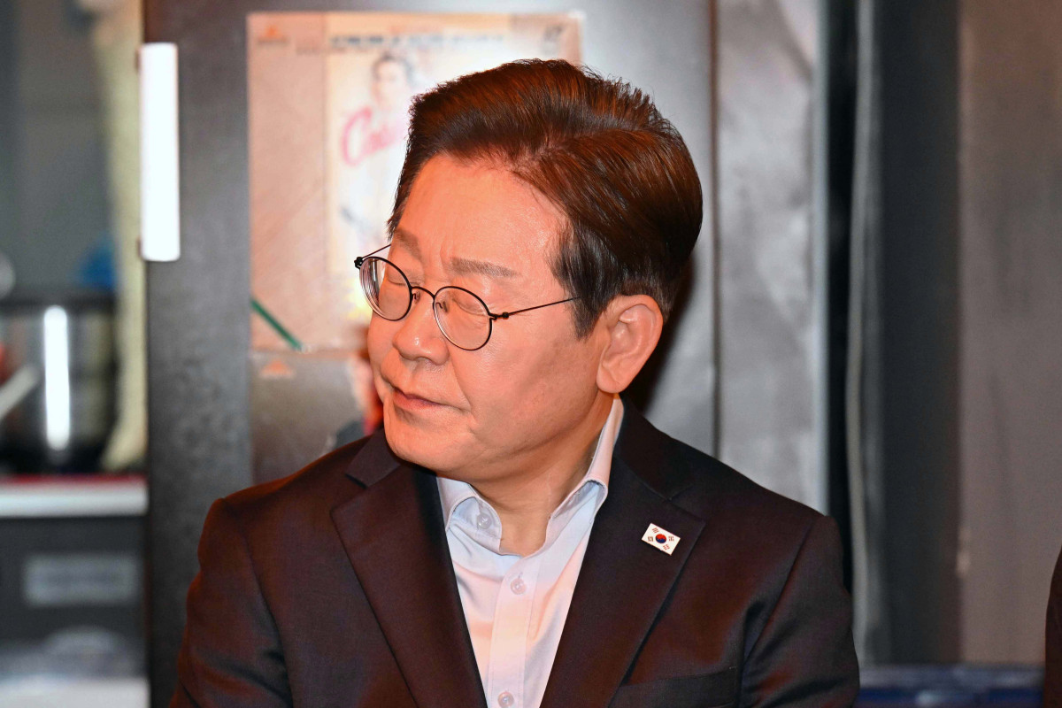 ▲이재명 더불어민주당 대선후보가 1일 서울 종로구 종각젊음의거리의 한 음식점에서 ‘민생시리즈2’ 비전형 노동자 간담회를 갖고 있다. 대법원 전원합의체는 이날 이 후보에게 무죄를 선고한 원심판결을 파기하고 사건을 서울고법으로 돌려보냈다. 신태현 기자 holjjak@