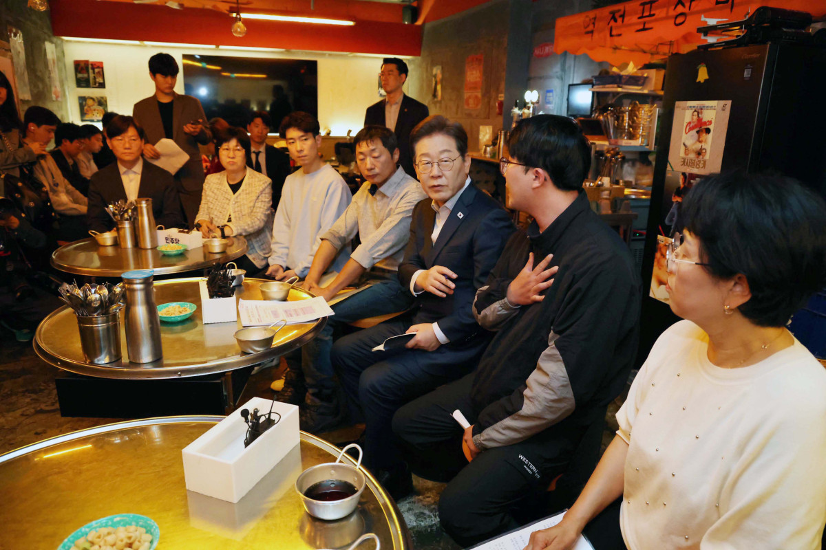 ▲이재명 더불어민주당 대선후보가 1일 서울 종로구 종각젊음의거리의 한 음식점에서 ‘민생시리즈2’ 비전형 노동자 간담회를 갖고 있다. 대법원 전원합의체는 이날 이 후보에게 무죄를 선고한 원심판결을 파기하고 사건을 서울고법으로 돌려보냈다. 신태현 기자 holjjak@