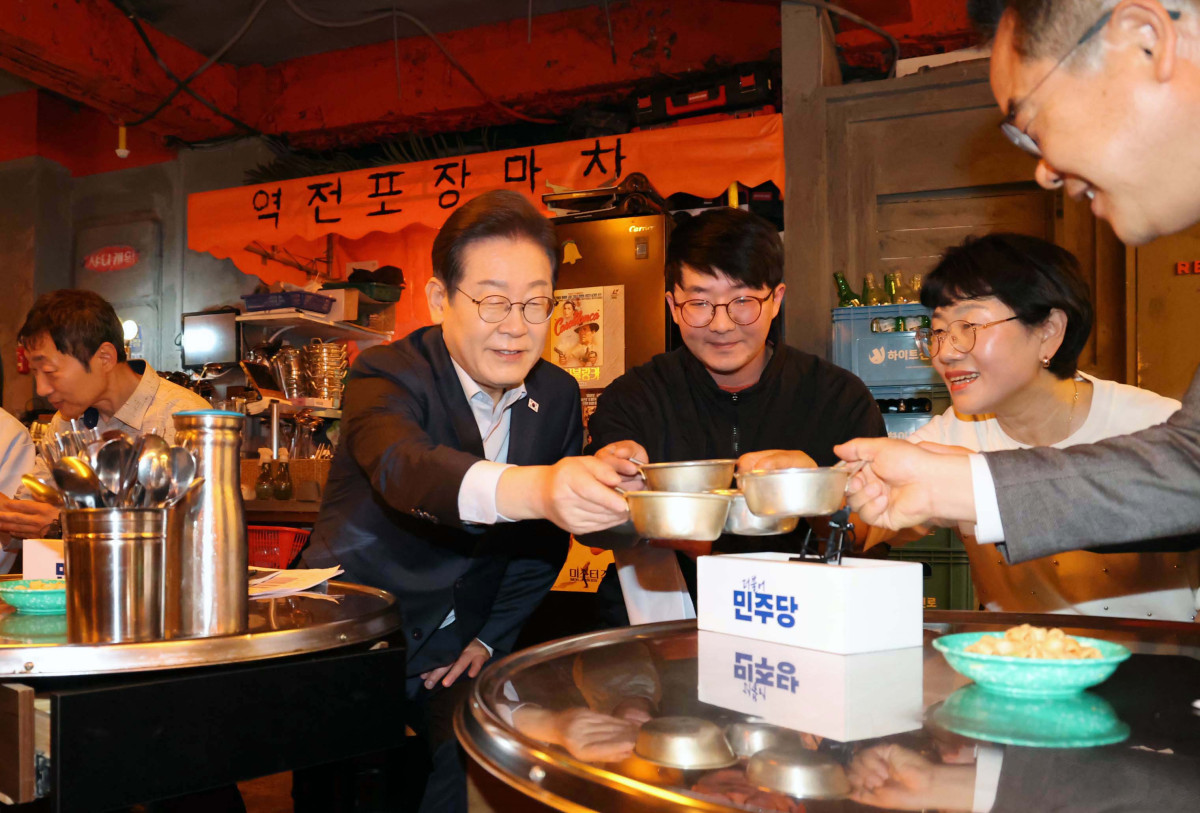 ▲이재명 더불어민주당 대선후보가 1일 서울 종로구 종각젊음의거리의 한 음식점에서 ‘민생시리즈2’ 비전형 노동자 간담회를 갖고 있다. 대법원 전원합의체는 이날 이 후보에게 무죄를 선고한 원심판결을 파기하고 사건을 서울고법으로 돌려보냈다. 신태현 기자 holjjak@