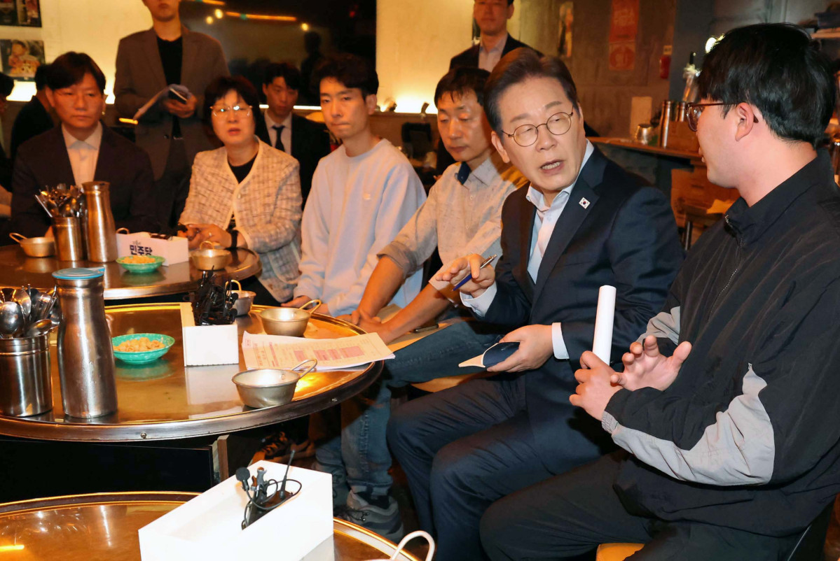▲이재명 더불어민주당 대선후보가 1일 서울 종로구 종각젊음의거리의 한 음식점에서 ‘민생시리즈2’ 비전형 노동자 간담회를 갖고 있다. 대법원 전원합의체는 이날 이 후보에게 무죄를 선고한 원심판결을 파기하고 사건을 서울고법으로 돌려보냈다. 신태현 기자 holjjak@
