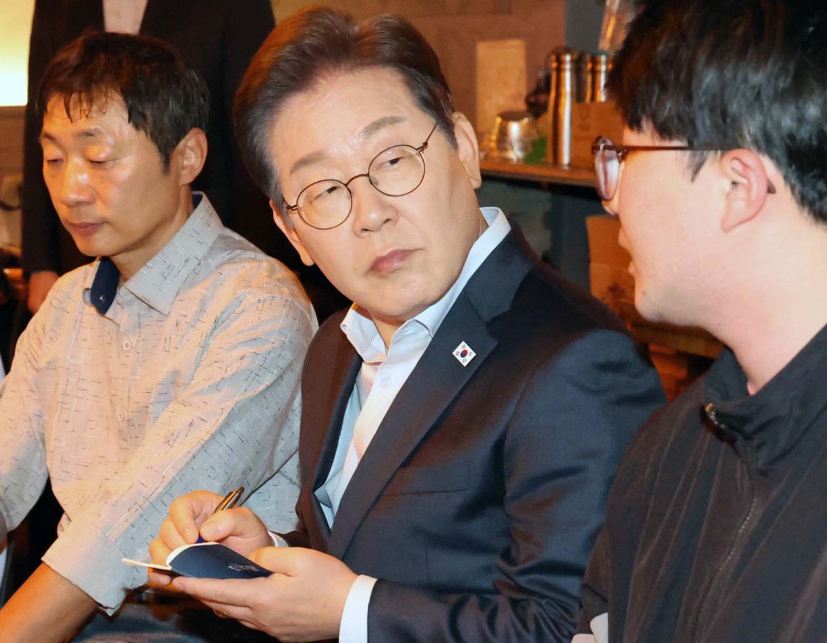 ▲이재명 더불어민주당 대선후보가 1일 서울 종로구 종각젊음의거리의 한 음식점에서 ‘민생시리즈2’ 비전형 노동자 간담회를 갖고 있다. 대법원 전원합의체는 이날 이 후보에게 무죄를 선고한 원심판결을 파기하고 사건을 서울고법으로 돌려보냈다. 신태현 기자 holjjak@