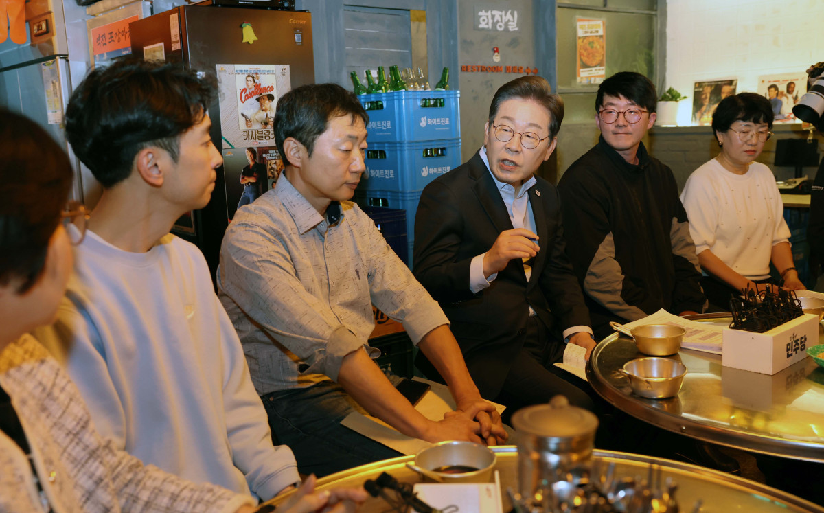 ▲이재명 더불어민주당 대선후보가 1일 서울 종로구 종각젊음의거리의 한 음식점에서 ‘민생시리즈2’ 비전형 노동자 간담회를 갖고 있다. 대법원 전원합의체는 이날 이 후보에게 무죄를 선고한 원심판결을 파기하고 사건을 서울고법으로 돌려보냈다. 신태현 기자 holjjak@