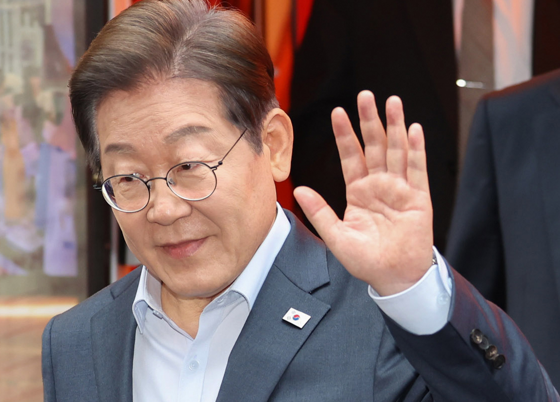 ▲더불어민주당 이재명 대선 후보가 1일 서울 종로구의 한 포차 식당에서 '당신의 하루를 만드는, 보이지 않는 영웅들'이란 주제로 열린 배달 라이더, 택배 기사 등 비(非)전형 노동자들과의 간담회를 마친 뒤 나서며 손인사를 하고 있다. (연합뉴스)