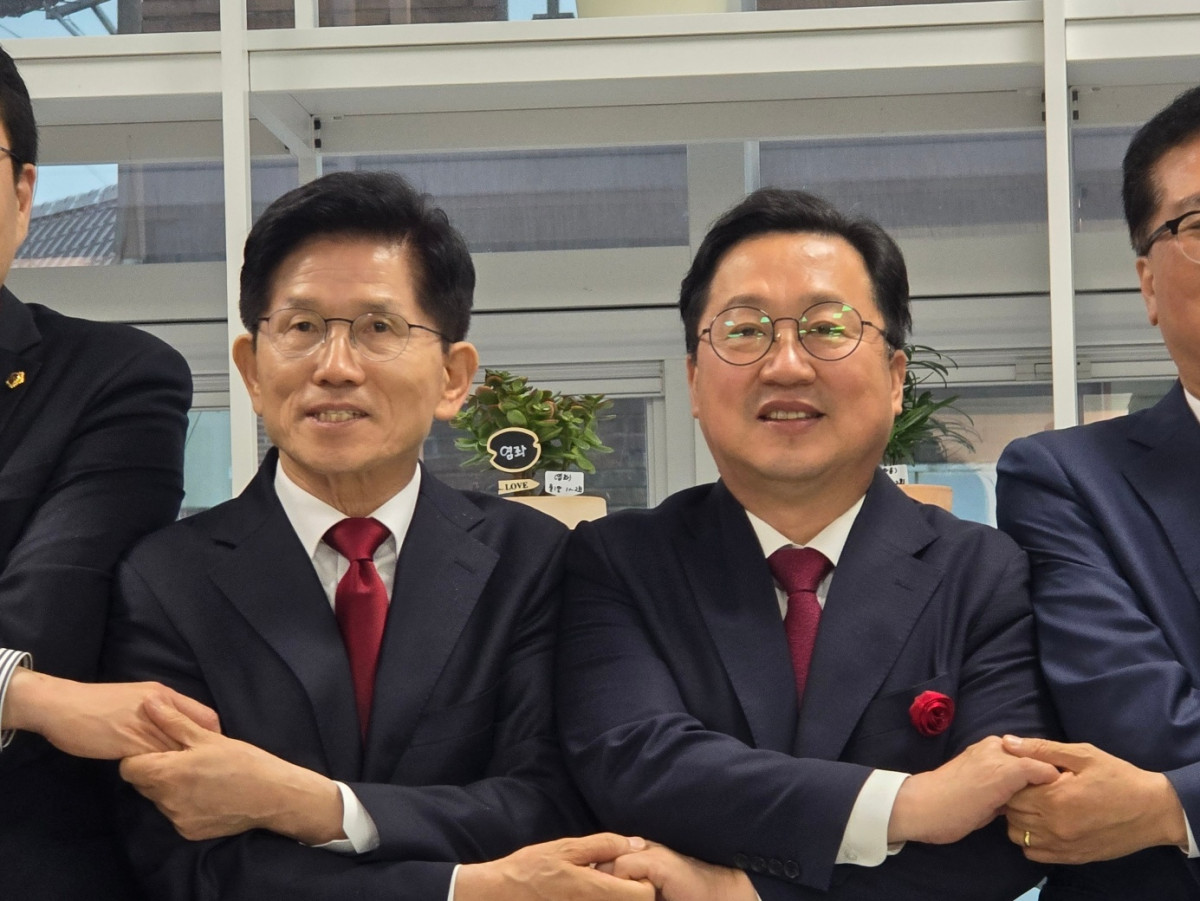 ▲김문수 국민의힘 대선 경선 예비후보가 1일 이장우 대전시장과 만나 기념사진을 찍고 있다. 대전=정수천 기자 int1000@