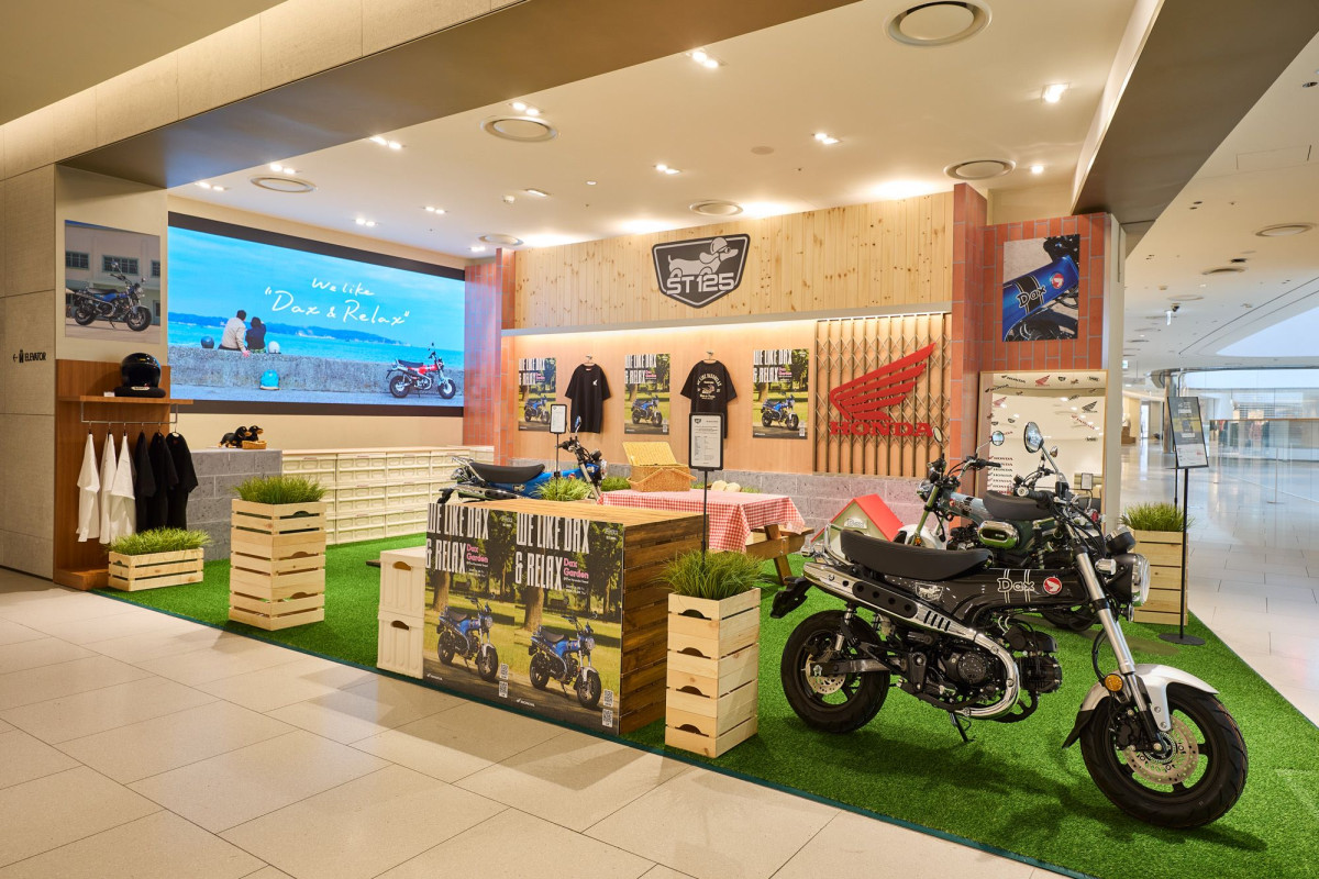 ▲혼다ST125(닥스) 및 아이코닉 시리즈 더현대 서울 전시 이벤트 현장. (사진=혼다코리아)