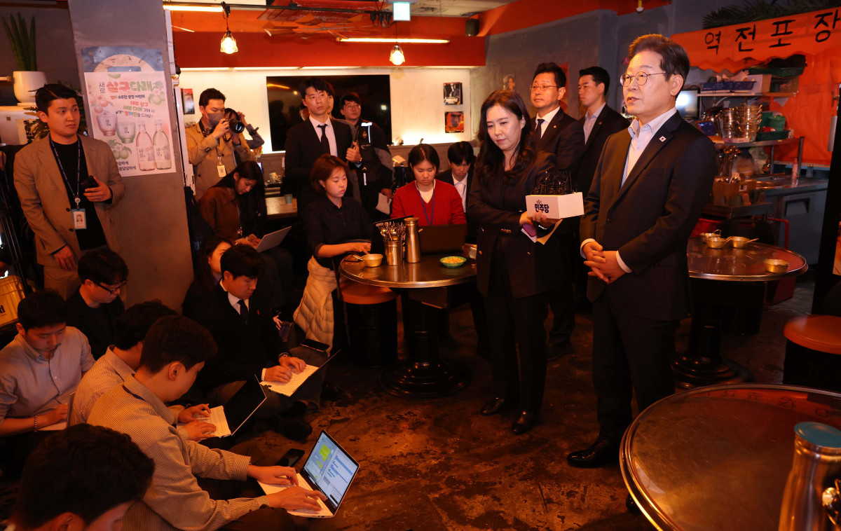 ▲이재명 더불어민주당 대선후보가 1일 서울 종로구 종각젊음의거리의 한 음식점에서 ‘민생시리즈2’ 비전형 노동자 간담회를 가진 뒤 취재진의 질문에 답하고 있다. 대법원 전원합의체는 이날 이 후보에게 무죄를 선고한 원심판결을 파기하고 사건을 서울고법으로 돌려보냈다. 신태현 기자 holjjak@