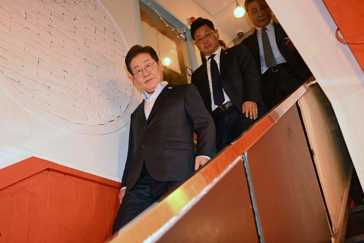 ▲이재명 더불어민주당 대선후보가 1일 서울 종로구 종각젊음의거리의 한 음식점에서 ‘민생시리즈2’ 비전형 노동자 간담회를 가진 뒤 나서고 있다. 대법원 전원합의체는 이날 이 후보에게 무죄를 선고한 원심판결을 파기하고 사건을 서울고법으로 돌려보냈다. 신태현 기자 holjjak@