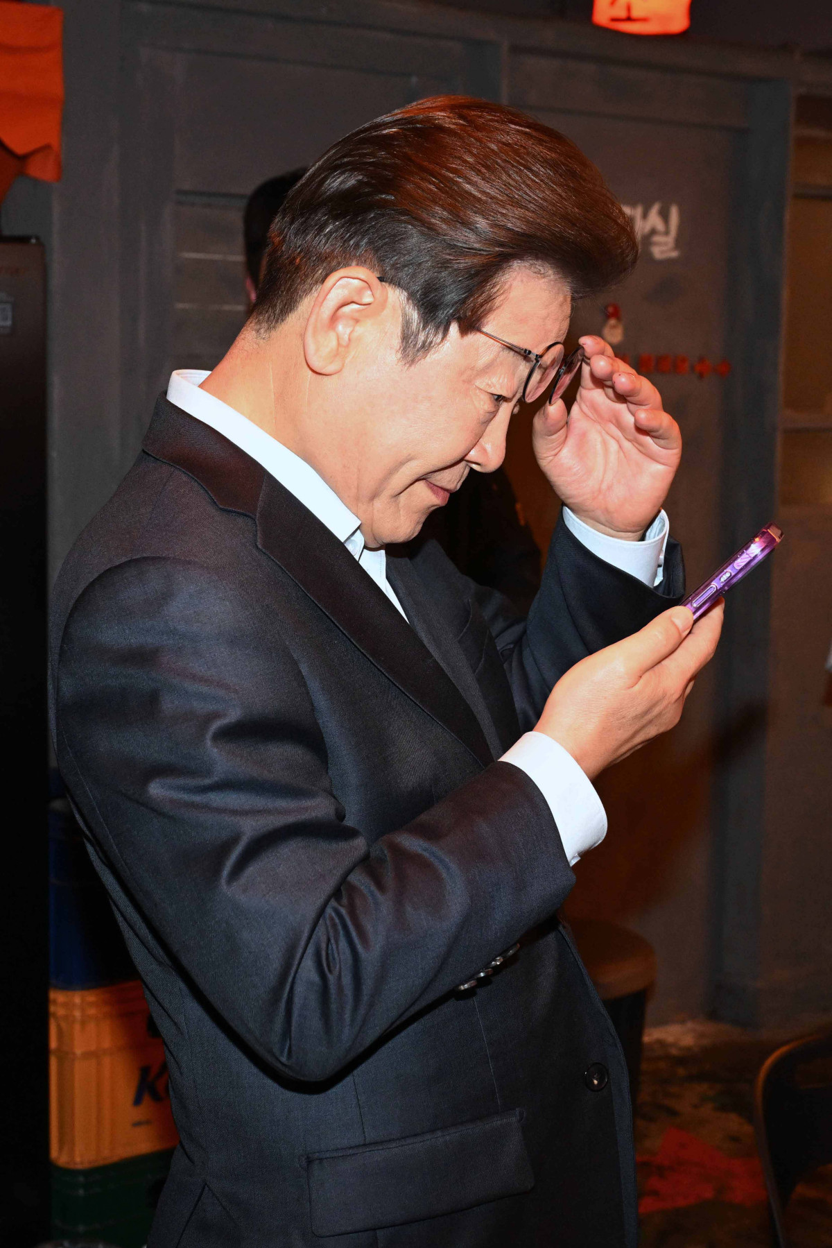 ▲이재명 더불어민주당 대선후보가 1일 서울 종로구 종각젊음의거리의 한 음식점에서 ‘민생시리즈2’ 비전형 노동자 간담회를 가진 뒤 스마트폰을 확인하고 있다. 대법원 전원합의체는 이날 이 후보에게 무죄를 선고한 원심판결을 파기하고 사건을 서울고법으로 돌려보냈다. 신태현 기자 holjjak@