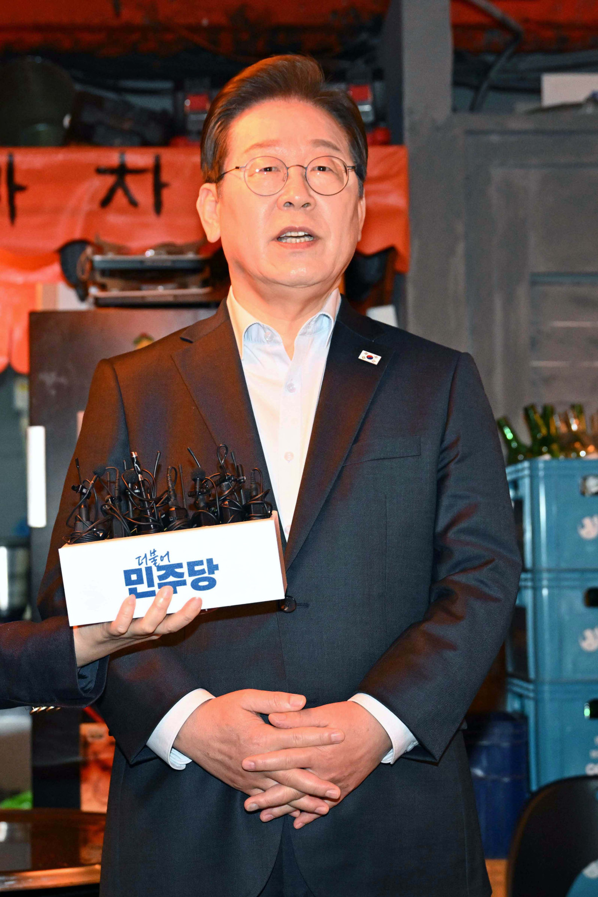 ▲이재명 더불어민주당 대선후보가 1일 서울 종로구 종각젊음의거리의 한 음식점에서 ‘민생시리즈2’ 비전형 노동자 간담회를 가진 뒤 취재진의 질문에 답하고 있다. 대법원 전원합의체는 이날 이 후보에게 무죄를 선고한 원심판결을 파기하고 사건을 서울고법으로 돌려보냈다. 신태현 기자 holjjak@