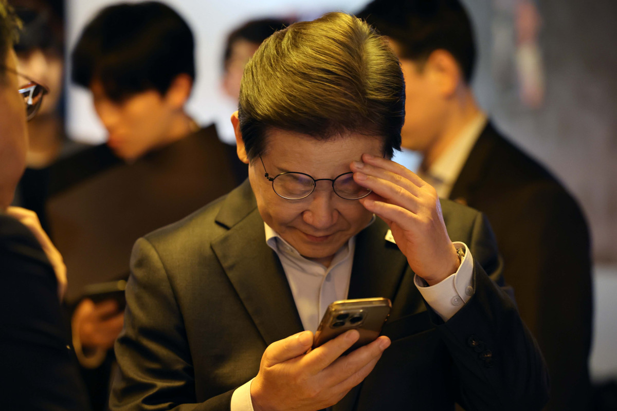 ▲이재명 더불어민주당 대선후보가 1일 서울 종로구 종각젊음의거리의 한 음식점에서 ‘민생시리즈2’ 비전형 노동자 간담회를 가진 뒤 스마트폰을 확인하고 있다. 대법원 전원합의체는 이날 이 후보에게 무죄를 선고한 원심판결을 파기하고 사건을 서울고법으로 돌려보냈다. 신태현 기자 holjjak@