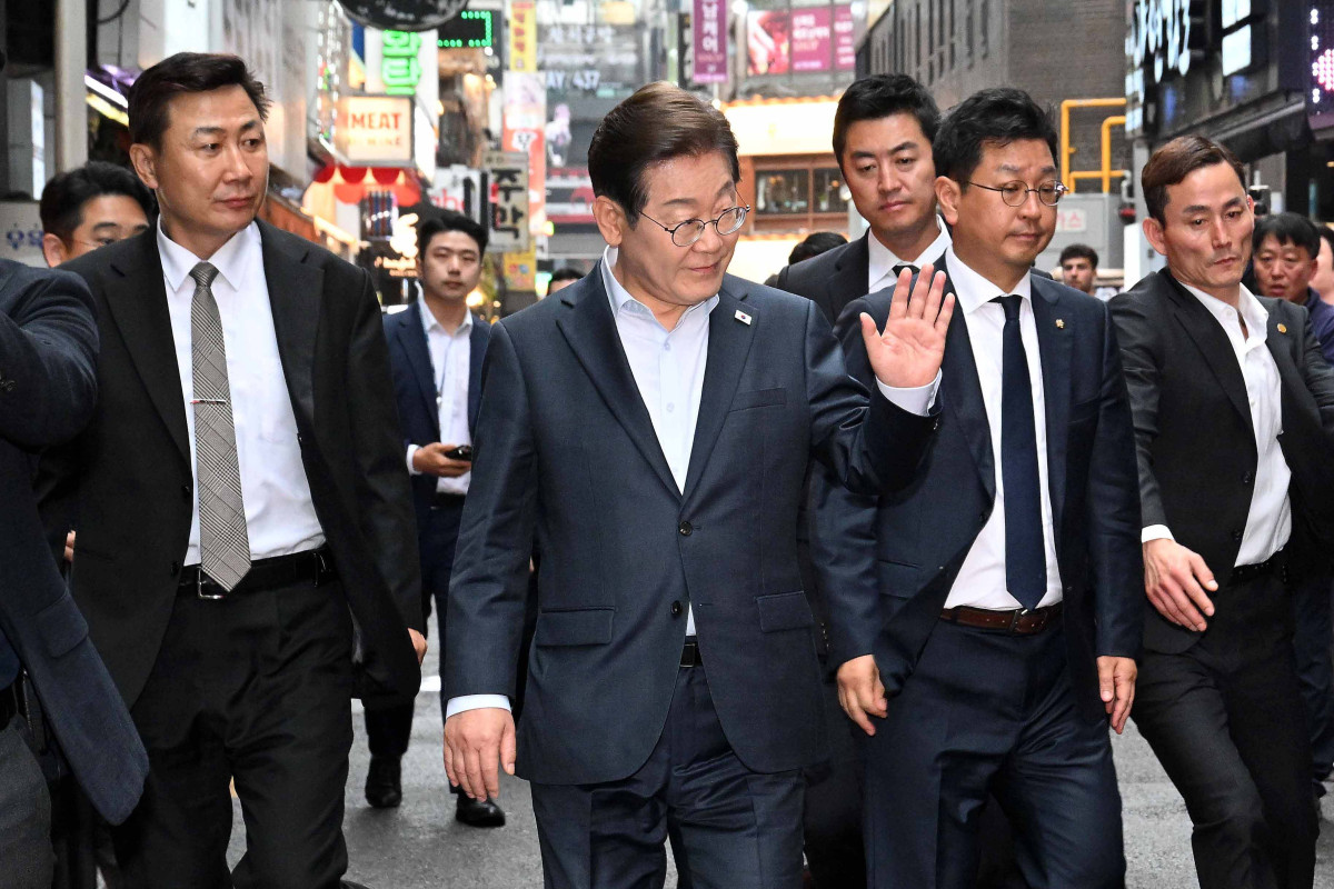 ▲이재명 더불어민주당 대선후보가 1일 서울 종로구 종각젊음의거리의 한 음식점에서 ‘민생시리즈2’ 비전형 노동자 간담회를 가진 뒤 나서고 있다. 대법원 전원합의체는 이날 이 후보에게 무죄를 선고한 원심판결을 파기하고 사건을 서울고법으로 돌려보냈다. 신태현 기자 holjjak@