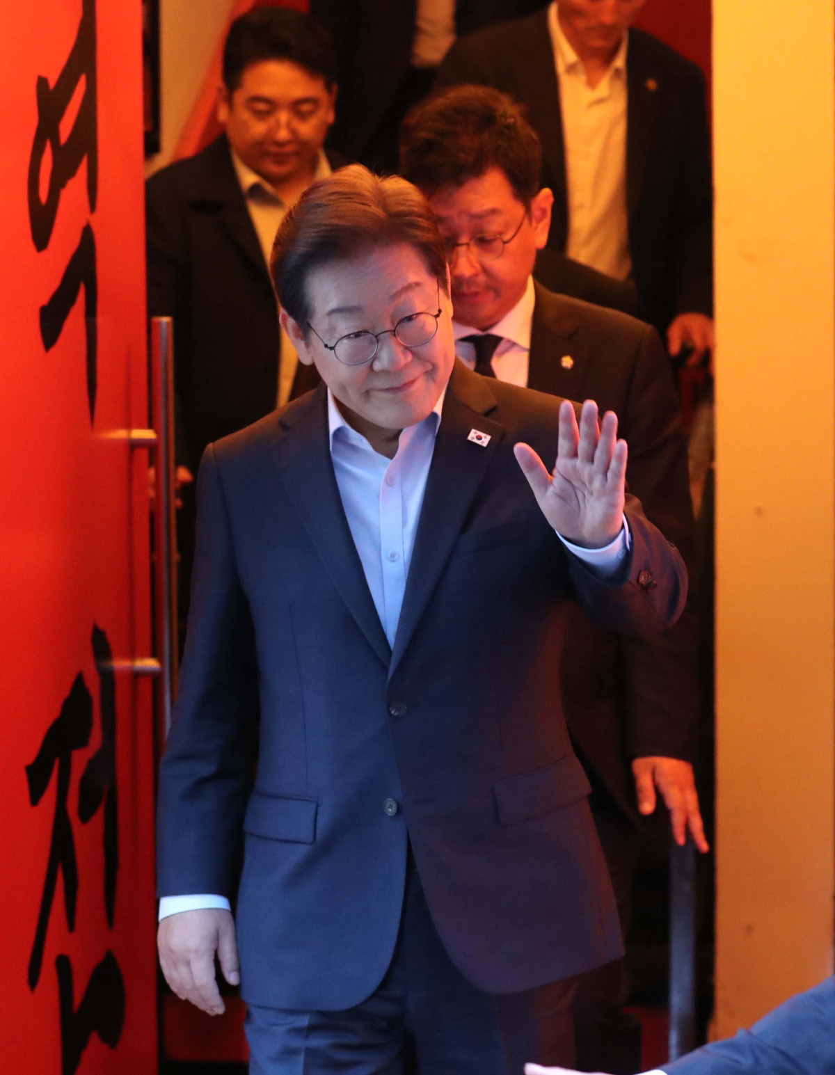 ▲이재명 더불어민주당 대선후보가 1일 서울 종로구 종각젊음의거리의 한 음식점에서 ‘민생시리즈2’ 비전형 노동자 간담회를 가진 뒤 나서고 있다. 대법원 전원합의체는 이날 이 후보에게 무죄를 선고한 원심판결을 파기하고 사건을 서울고법으로 돌려보냈다. 신태현 기자 holjjak@