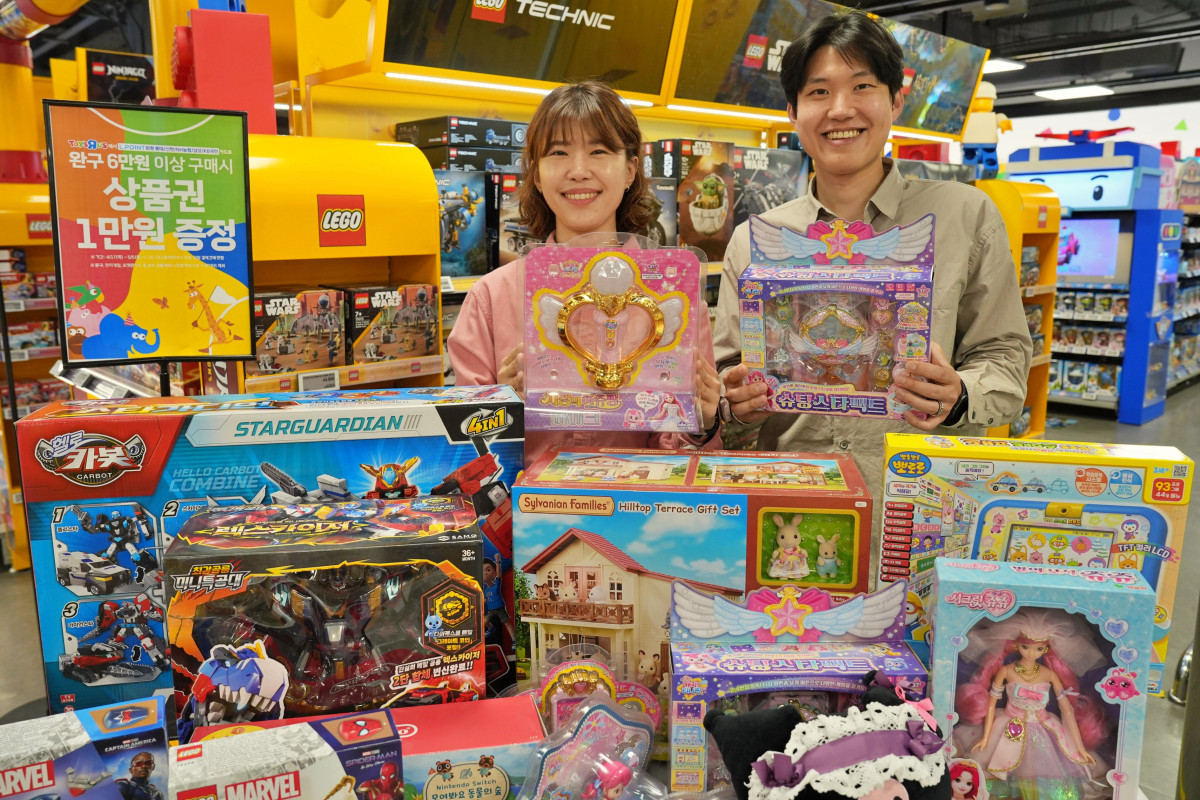 ▲ 롯데마트 토이저러스 행사를 소개하는 박재진, 이미리 MD. (사진제공=롯데마트)