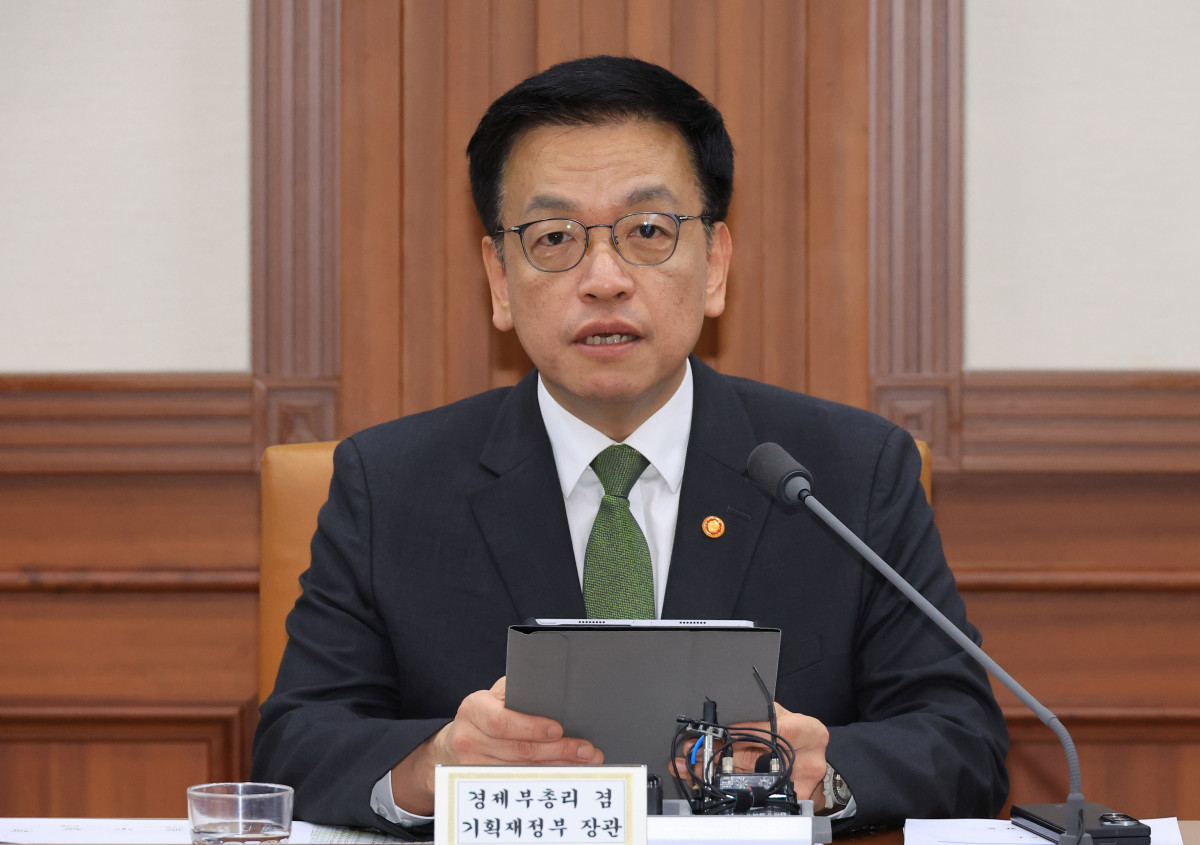 ▲최상목 경제부총리 겸 기획재정부 장관이 1일 서울 종로구 정부서울청사에서 열린 경제관계장관회의 겸 산업경쟁력강화 관계 장관회의에서 발언하고 있다. (연합뉴스)