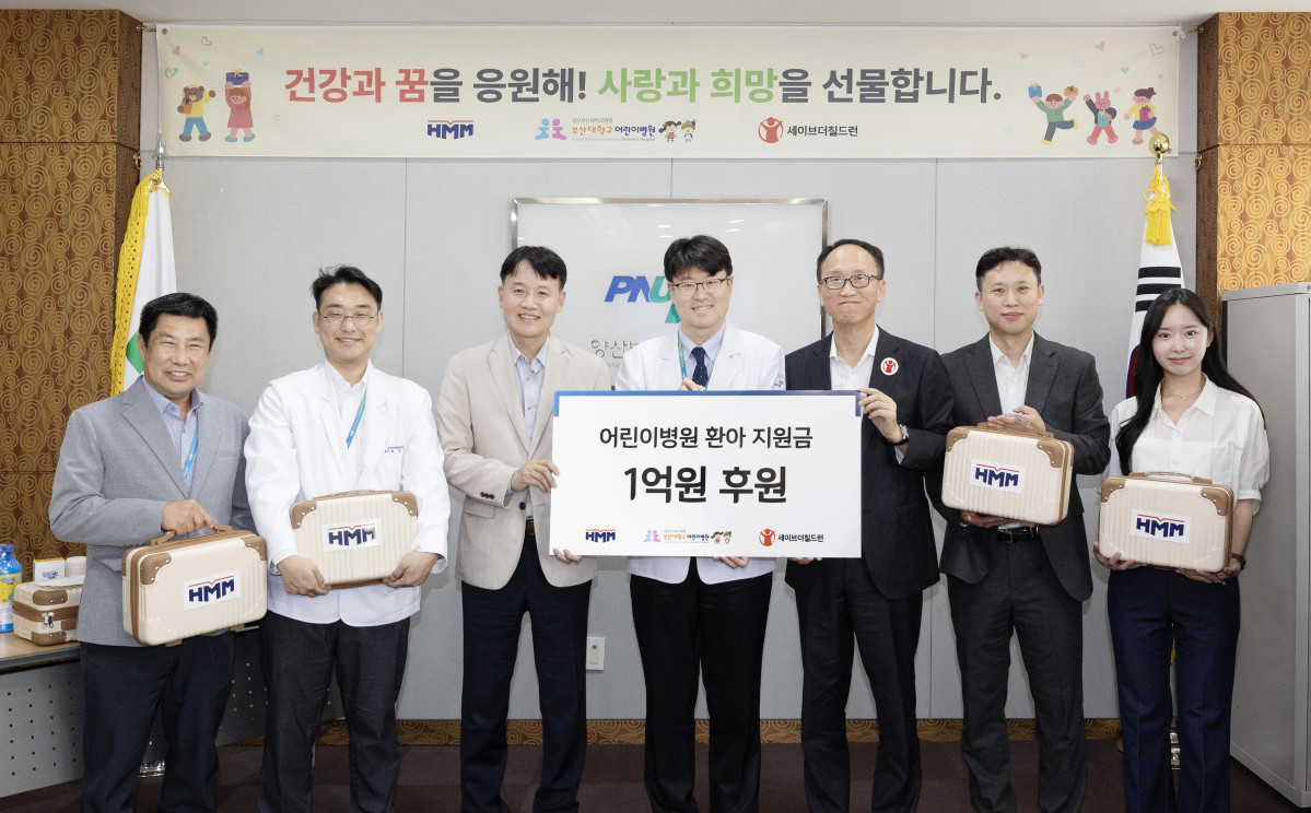 ▲ 부산대어린이병원에서 진행된 후원금 전달식에서 (좌측 세 번째부터 우측으로) 이광호 HMM 커뮤니케이션실장, 정재민 부산대어린이병원장, 김희권 세이브더칠드런 ESG사업부문장이 기념촬영을 하고 있다. (사진=HMM)