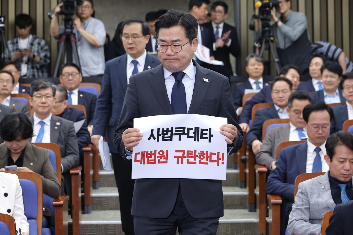 ▲대법원이 더불어민주당 이재명 대선 후보의 공직선거법 위반 혐의 2심 무죄판결을 파기 환송한 1일 서울 여의도 국회에서 열린 민주당 긴급의원총회에서 박찬대 원내대표가 입장하고 있다. (연합뉴스)