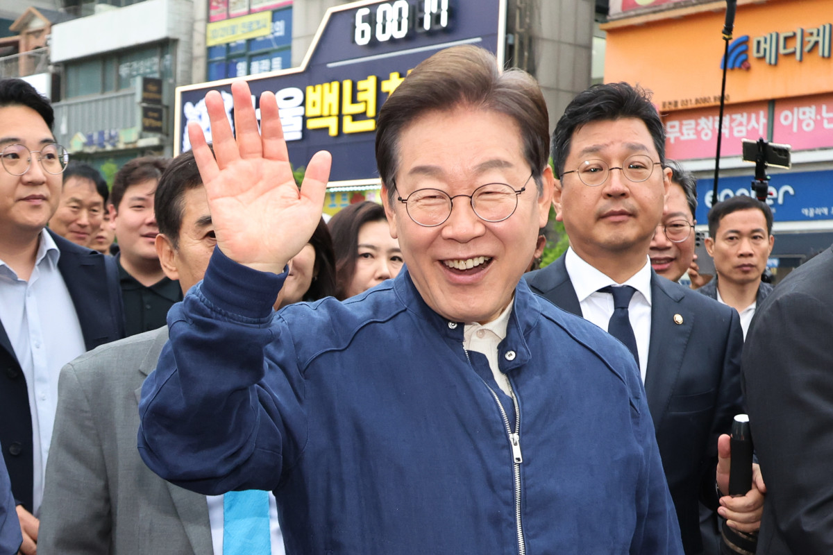 ▲대법원이 더불어민주당 이재명 대선 후보의 공직선거법 위반 사건에 대해 유죄 취지로 파기환송 판결을 한 1일 이 후보가 전국 각지에서 민심을 듣는 '골목골목 경청투어'을 시작하며 경기도 포천 중앙로에서 시민들을 만나며 인사하고 있다. (연합뉴스)