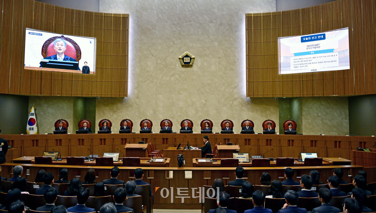 ▲ 조희대(왼쪽 일곱 번째) 대법원장을 비롯한 대법관들이 1일 오후 서울 서초동 대법원 대법정에서 이재명 더불어민주당 대선 후보의 공직선거법 위반 사건 상고심 선고를 위해 입정해 있다. 사진 공동 취재단 (신태현 기자 holjjak@)