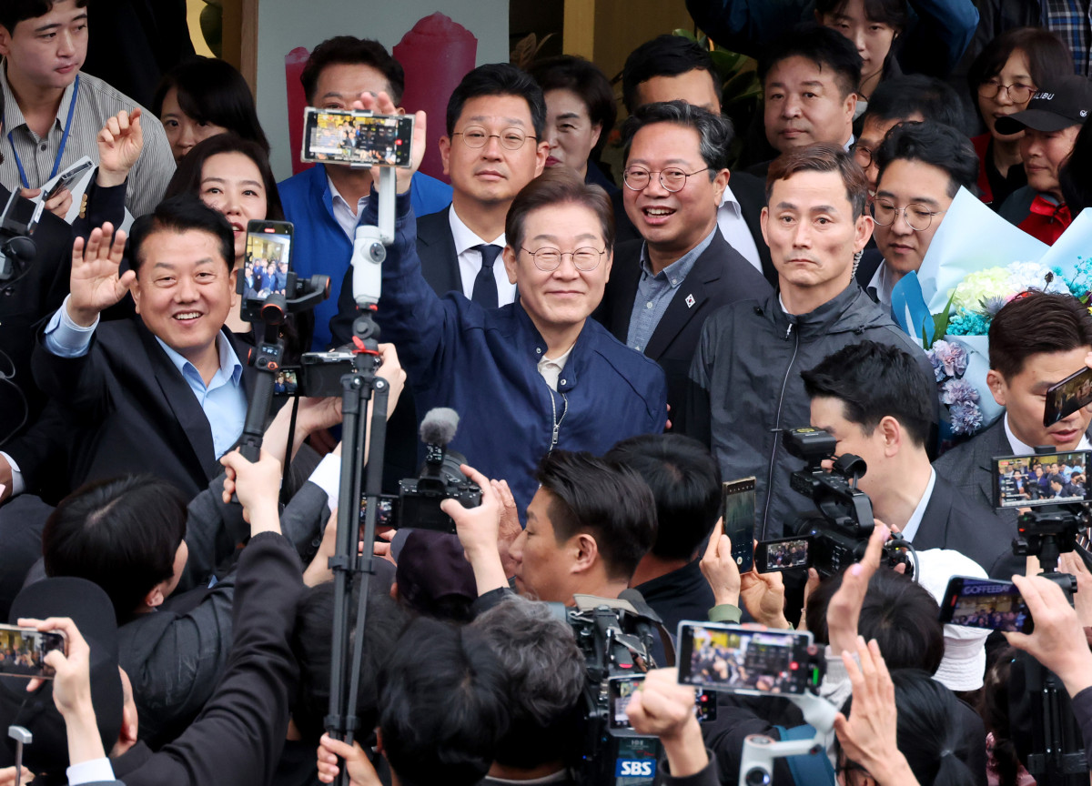 ▲골목골목 경청투어에 나선 이재명 더불어민주당 대선후보가 1일 오후 경기도 연천군 전곡읍 인근에서 시민들에게 인사를 하고 있다. (사진=뉴시스)