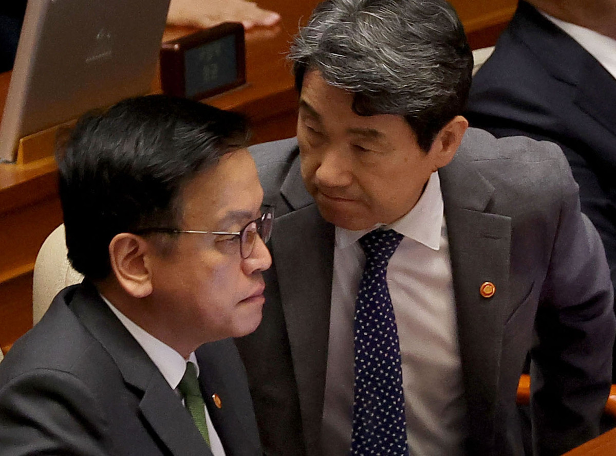 ▲최상목 경제부총리 겸 기획재정부 장관(왼쪽)과 이주호 사회부총리 겸 교육부 장관이 1일 국회에서 열린 본회의에 참석해 있다. (연합뉴스)