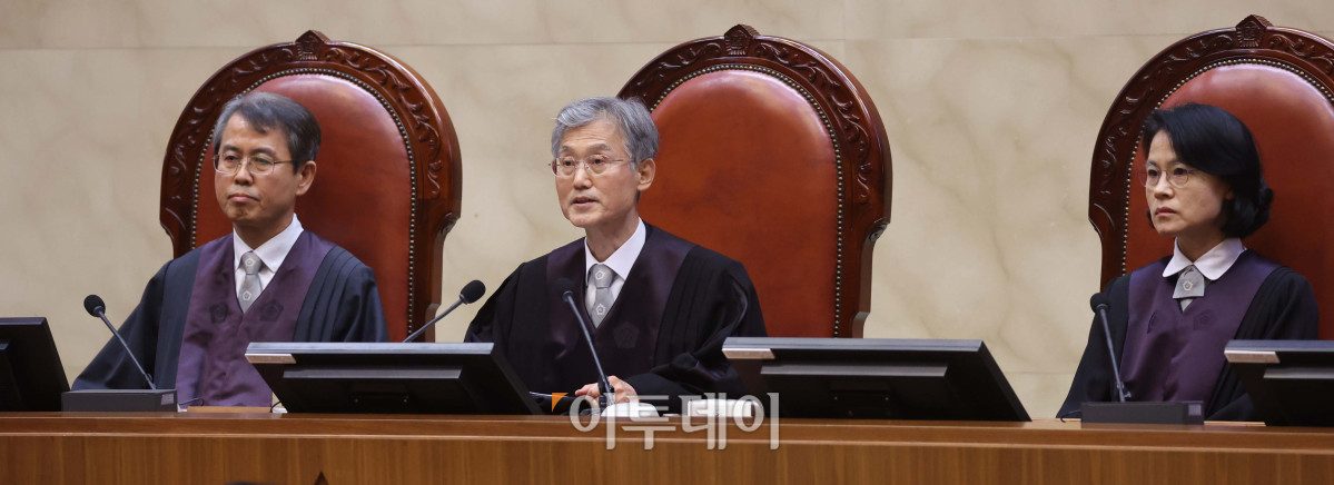 ▲ 조희대(가운데) 대법원장을 비롯한 대법관들이 1일 오후 서울 서초동 대법원에서 이재명 더불어민주당 대선 후보의 공직선거법 위반 사건과 관련한 전원합의체 선고를 위해 대법정에 착석해 있다. 사진 공동 취재단 (신태현 기자 holjjak@)
