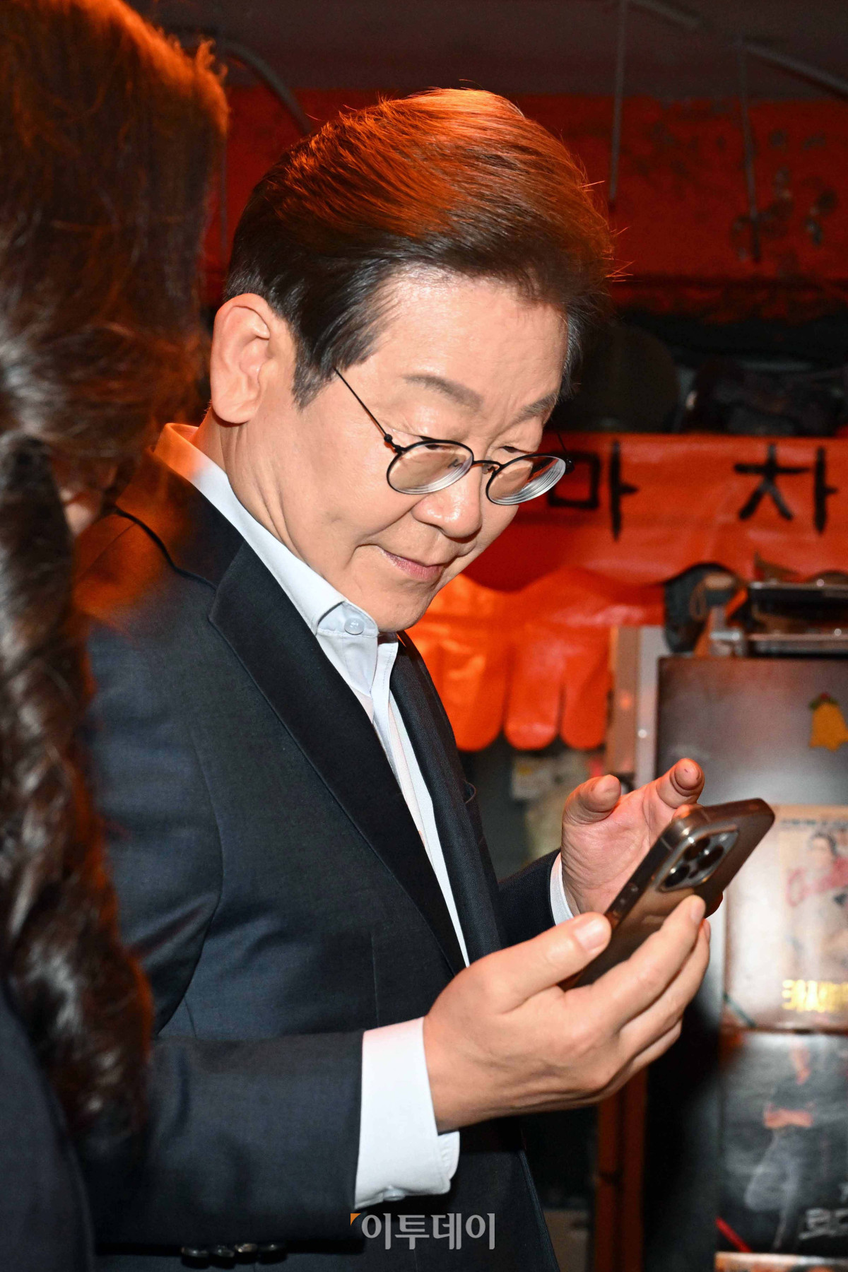 ▲ 이재명 더불어민주당 대선 후보가 1일 오후 서울 종로구 종각 젊음의 거리 한 음식점에서 ‘민생 시리즈 2’ 비전형 노동자 간담회를 가진 뒤 스마트폰을 확인하고 있다. 대법원 전원합의체는 이날 이 후보에게 무죄를 선고한 원심 판결을 파기하고 사건을 서울고법으로 돌려보냈다. (신태현 기자 holjjak@)