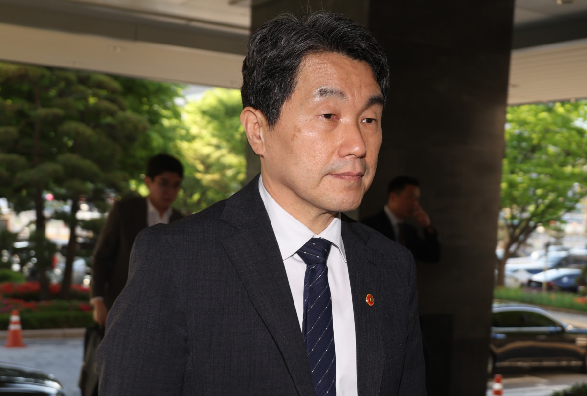 ▲이주호 대통령 권한대행 부총리 겸 교육부 장관이 2일 서울 종로구 정부서울청사로 출근하고 있다. (뉴시스)