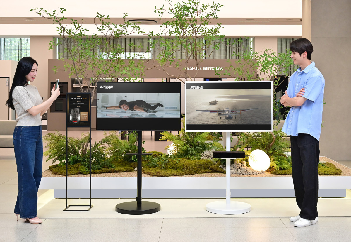 ▲삼성전자 모델이 '삼성 무빙스타일을 찾아라' 이벤트에 참여하고 있다. (자료제공=삼성전자)