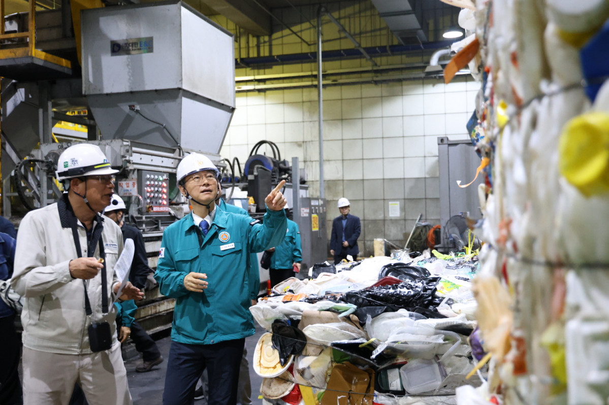 ▲장인홍 구로구청장이 항동 자원순환센터를 방문해 폐기물 집하 처리 과정에 대해 설명을 듣고 있다. 사진제공-구로구
