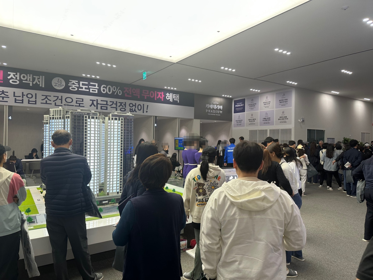 ▲견본주택을 둘러보는 방문객들 (시티건설 제공)