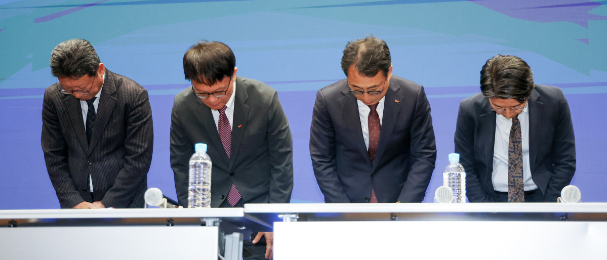 ▲유영상 SK텔레콤 대표이사(왼쪽 세번째)를 포함한 경영진이 2일 서울 중구 SKT타워에서 열린 유심 정보 유출 관련 일일 브리핑에서 허리 숙여 사과하고 있다. (연합뉴스)