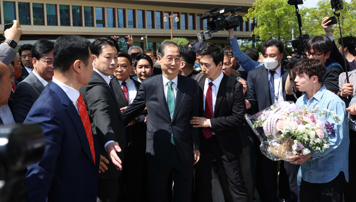 ▲한덕수 전 국무총리가 2일 서울 여의도 국회에서 기자회견을 갖고 대선출마를 선언한 뒤 소통관을 나서고 있다. 신태현 기자 holjjak@