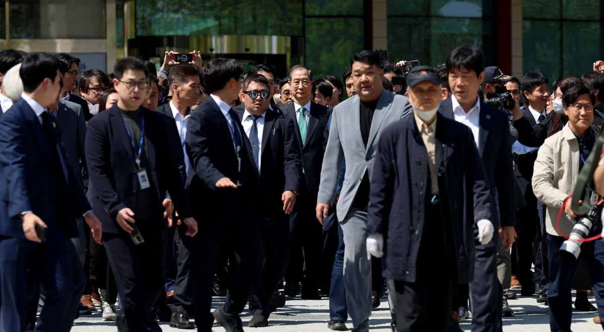 ▲한덕수 전 국무총리가 2일 서울 여의도 국회에서 기자회견을 갖고 대선출마를 선언한 뒤 소통관을 나서고 있다. 신태현 기자 holjjak@