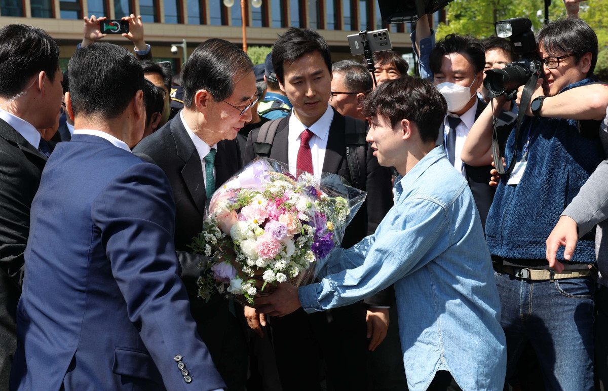 ▲한덕수 전 국무총리가 2일 서울 여의도 국회에서 기자회견을 갖고 대선출마를 선언한 뒤 소통관을 나서고 있다. 신태현 기자 holjjak@