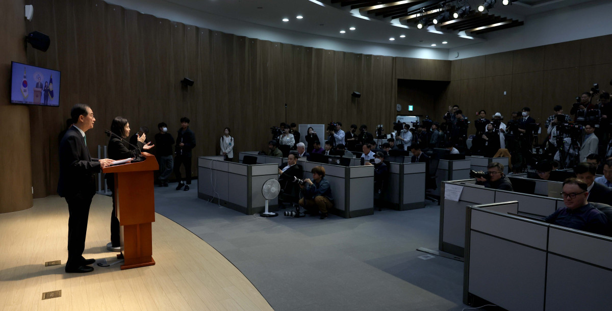 ▲한덕수 전 국무총리가 2일 서울 여의도 국회에서 기자회견을 갖고 대선출마를 선언하고 있다. 신태현 기자 holjjak@