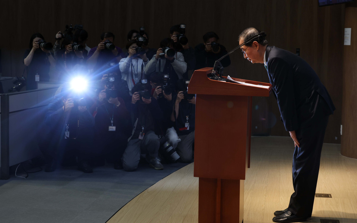 ▲한덕수 전 국무총리가 2일 서울 여의도 국회에서 기자회견을 갖고 대선출마를 선언하기 앞서 인사하고 있다. 신태현 기자 holjjak@