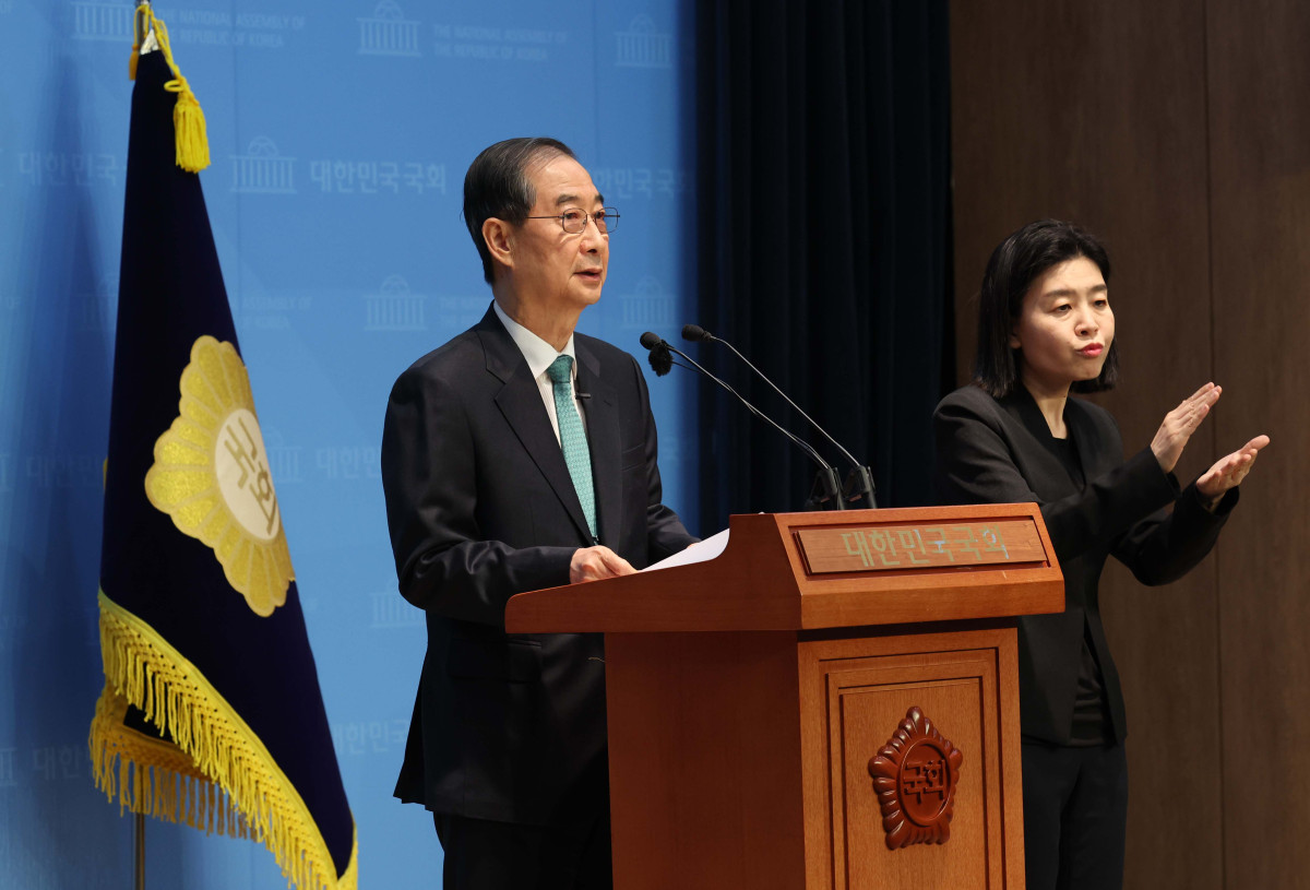 ▲한덕수 전 국무총리가 2일 서울 여의도 국회에서 기자회견을 갖고 대선출마를 선언하고 있다. 신태현 기자 holjjak@