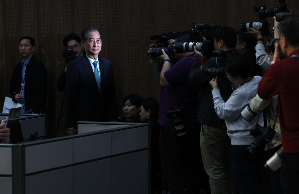 ▲한덕수 전 국무총리가 2일 서울 여의도 국회에서 기자회견을 갖고 대선출마를 선언하기 위해 소통관으로 들어서고 있다. 신태현 기자 holjjak@