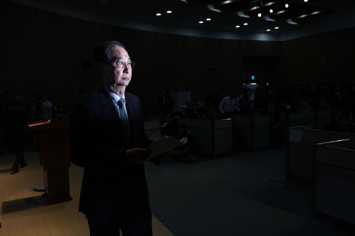 ▲한덕수 전 국무총리가 2일 서울 여의도 국회에서 기자회견을 갖고 대선출마를 선언한 뒤 소통관을 나서고 있다. 신태현 기자 holjjak@