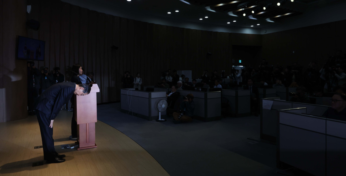 ▲한덕수 전 국무총리가 2일 서울 여의도 국회에서 기자회견을 갖고 대선출마를 선언한 뒤 인사하고 있다. 신태현 기자 holjjak@