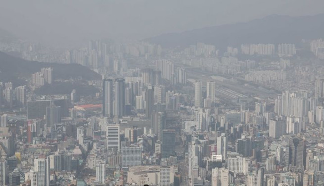 ▲부산이 준공 후에도 팔리지 않는 ‘악성 미분양’ 물량이 빠르게 늘어나는 가운데 청약시장마저 얼어붙으면서 지역 주택시장이 심각한 침체 국면에 접어들고 있다. 사진은 부산 황령산 봉수대에서 본 도심. (뉴시스)