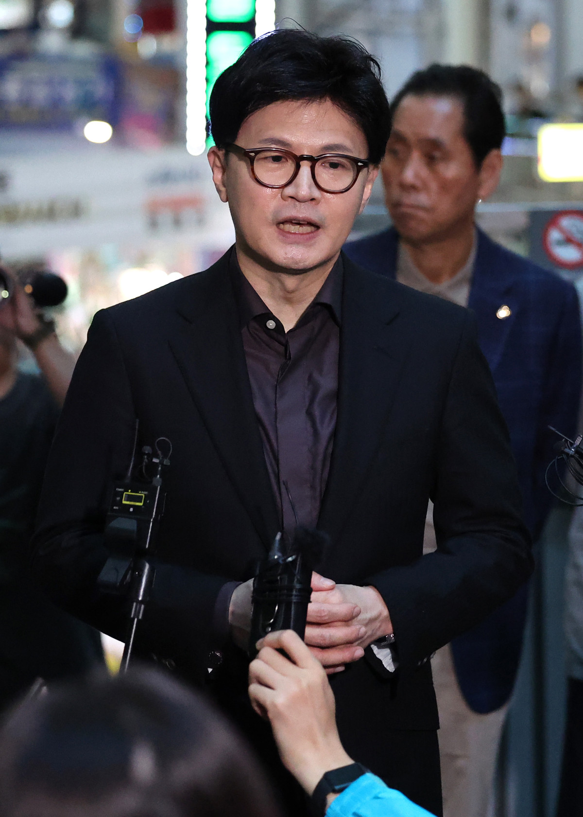 ▲한동훈 제21대 대통령 선거 국민의힘 경선 후보가 1일 대구 중구 서문시장에서 이재명 더불어민주당 대통령 후보의 공직선거법 위반 사건에 대한 대법원의 유죄 취지 파기환송 판결과 관련해 취재진의 질문에 답하고 있다. 2025.05.01. (뉴시스)