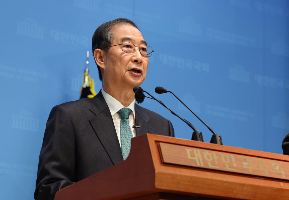 ▲한덕수 전 국무총리가 2일 서울 여의도 국회에서 기자회견을 갖고 대선출마를 선언하고 있다. 신태현 기자 holjjak@ (이투데이DB)