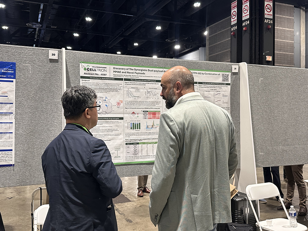 ▲셀트리온제약 관계자가 지난달 25일부터 30일까지(현지 시간) 미국 시카고에서 개최된 ‘미국암연구학회(AACR 2025)’에 참가해 ADC 연구결과를 포스터 발표하고 있다. (사진제공=셀트리온제약)